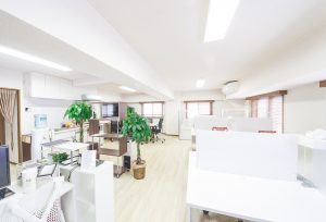 派遣就業初日の流れや持ち物、服装や挨拶の例文まで徹底解説