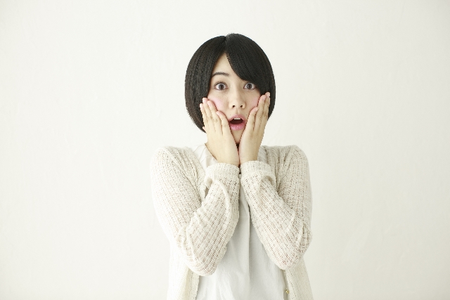 口コミに驚く女性
